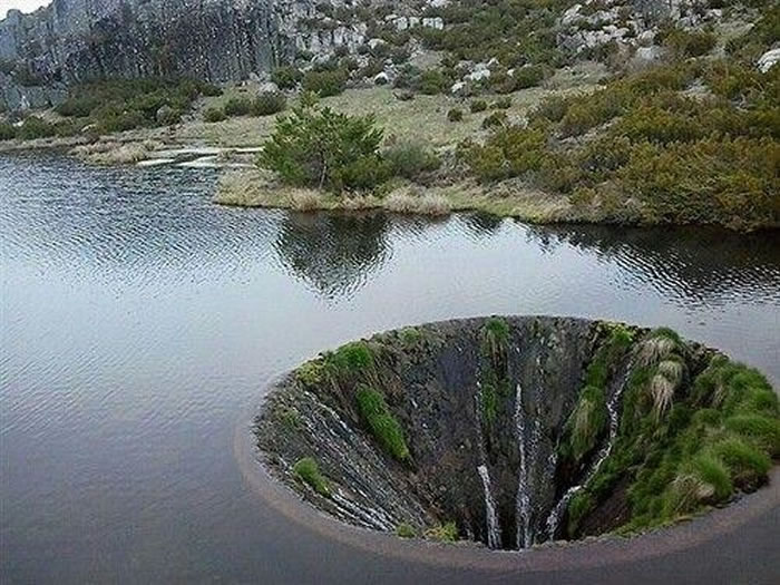 葡萄牙埃什特雷拉山自然公园湖上竟然出现一个“地球破洞”