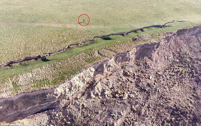 英国多塞特郡侏罗纪海岸发生大规模山泥倾泻 造成300米长壮观巨型裂缝
