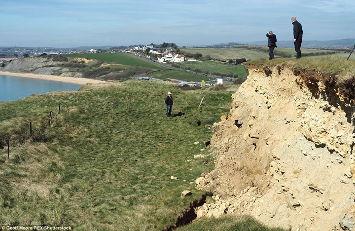 英国多塞特郡侏罗纪海岸发生大规模山泥倾泻 造成300米长壮观巨型裂缝