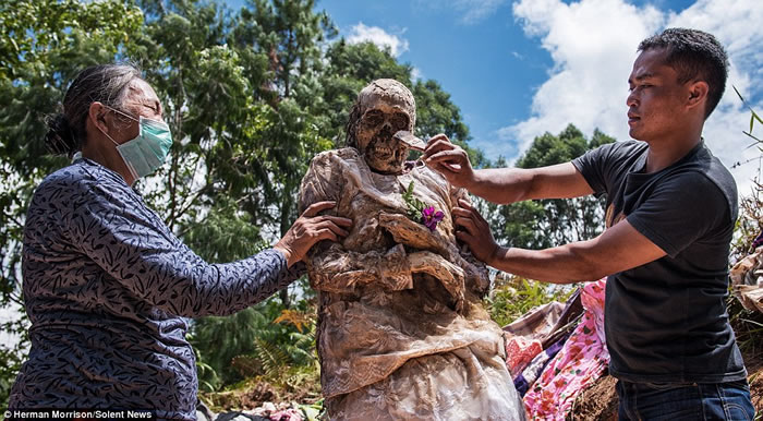 印尼苏拉威西岛托拉雅族人的赶尸习俗：每年8月开棺挖坟将亲人遗体挖出