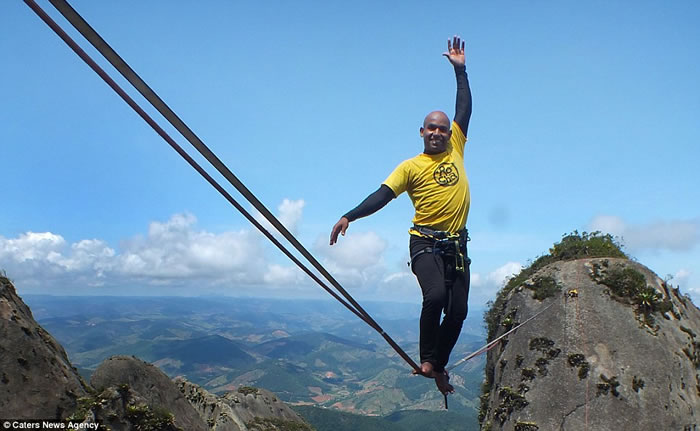 巴西杂技人在逾千呎高空走钢线横渡拉兰雅达特拉山岭