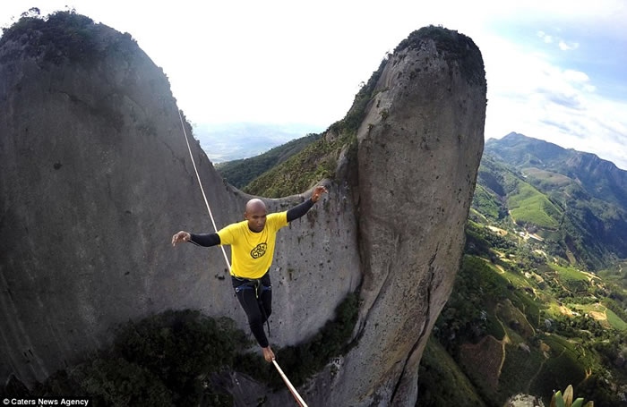 巴西杂技人在逾千呎高空走钢线横渡拉兰雅达特拉山岭