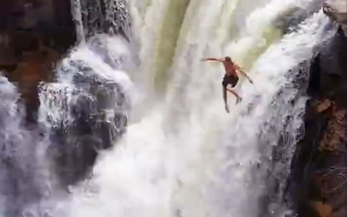 加拿大男子Chris Mezei没有穿戴任何安全装备纵身跳下12米高伦德布克瀑布