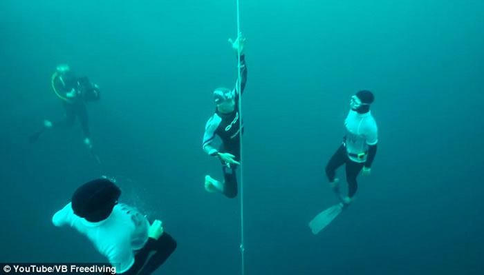 一口气潜122米 新西兰男子William Trubridge刷新自由潜水世界纪录