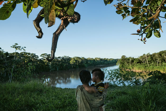 在国家公园内，沿着马努河及其支流居住的马奇健格族不到1000人。他们在森林里耕种和狩猎，但仅止于维持生活所需。蜘蛛猴是他们最喜爱的猎物和宠物。 Photogra