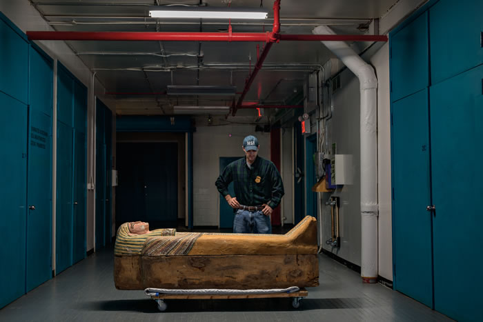 联邦探员扣押的古埃及棺柩存放在纽约市的秘密仓库里。 Photograph by Robert Clark