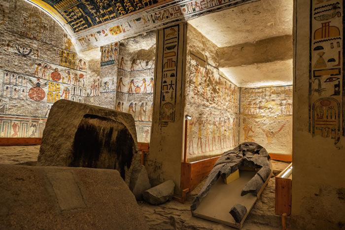 埃及的盗墓史可以回溯到法老的时代。拉美西斯五世和拉美西斯六世的陵墓位于路克索附近的帝王谷，大约3000年前被盗，当时埃及正经历经济危机和外强入侵。 Photog