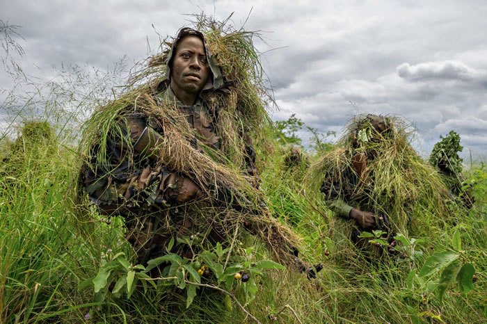 国家公园巡警接受包括伏击战术在内的军事化训练。自1994年邻国卢安达的种族冲突蔓延到刚果以来，公园巡警就一直受到各种武装团体的威胁。 Photography b