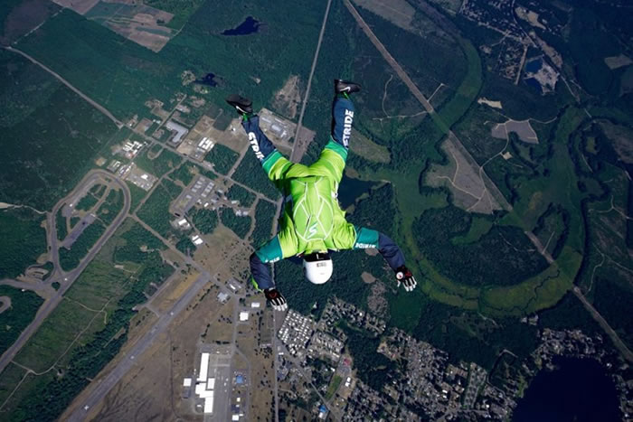 艾金斯25年职业生涯有1.8万次跳伞经验。