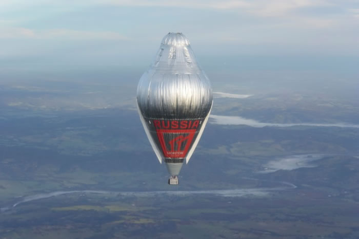 科纽霍夫用热气球环游世界。
