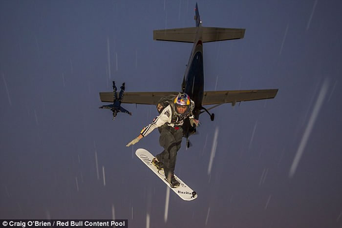 美国冲浪式跳伞专家Sean MacCormac3000米高空穿越雷雨