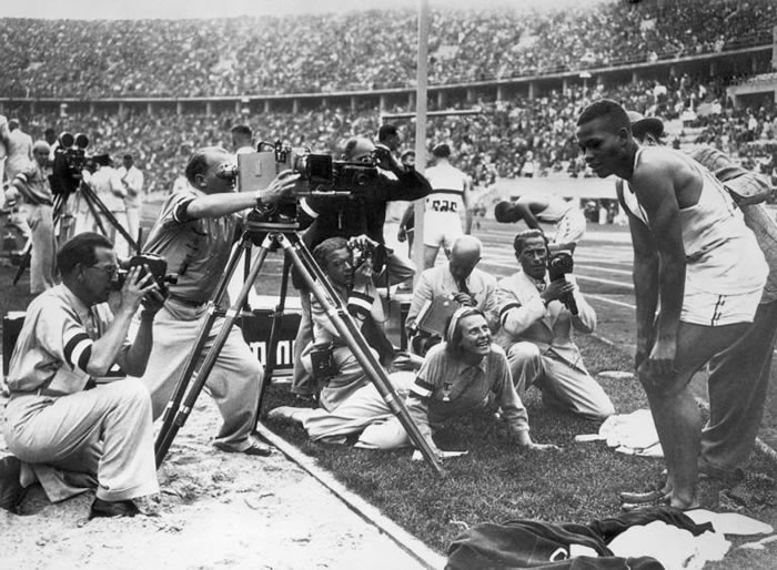 兰妮・莱芬斯坦（Leni Riefenstahl）应希特勒的要求拍摄1936年柏林奥运。图中莱芬斯坦（坐在摄影机右边）和她的工作人员将焦点聚集在赢