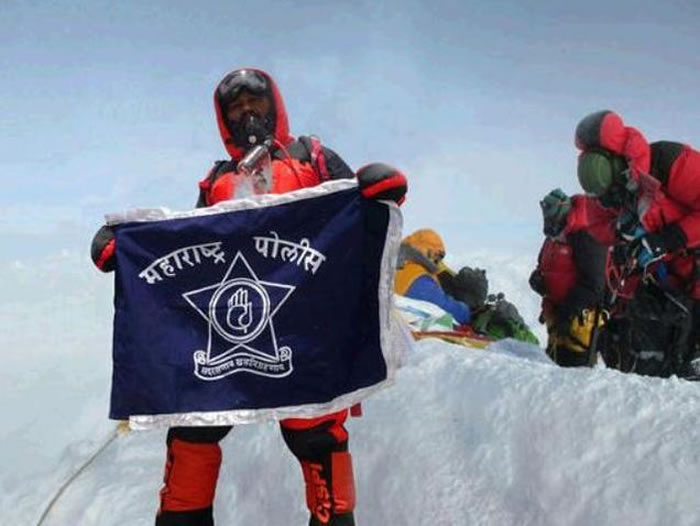 印度夫妇称成功登上圣母峰（珠穆朗玛峰）被证照片PS造假 10年内不得再爬尼泊尔的山