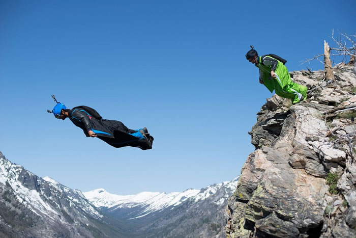 蒙大拿州一名极限运动员从崖边一跃而下。 PHOTOGRAPH BY CHAD COPELAND