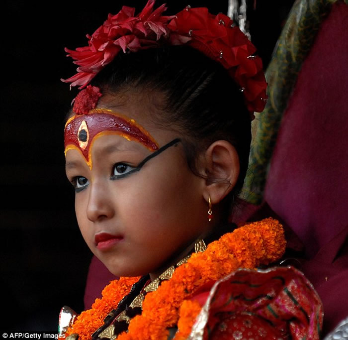 尼泊尔“活女神”库玛丽Kumari：几岁被选中 禁锢10年后从天堂跌落地狱