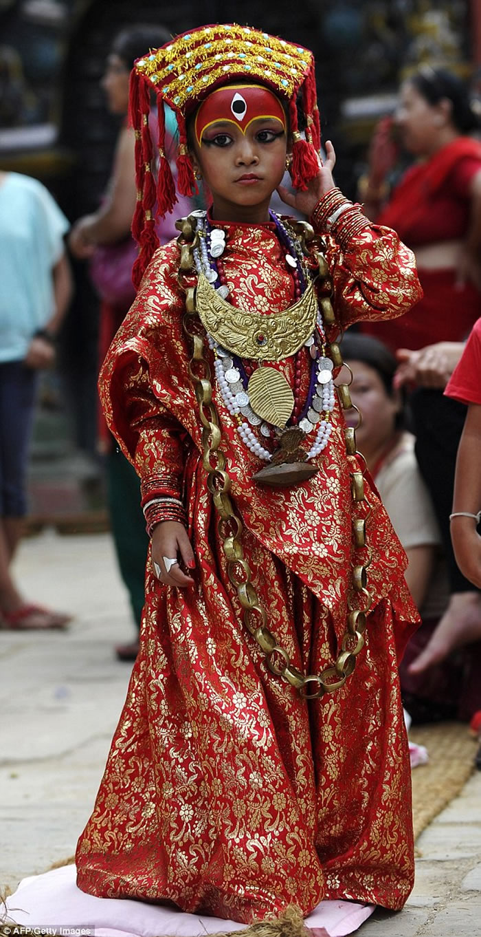 尼泊尔“活女神”库玛丽Kumari：几岁被选中 禁锢10年后从天堂跌落地狱