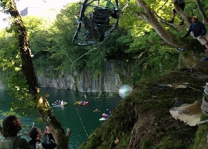 跳崖者自制弩弓椅，将人弹射到空中再跳入湖上。