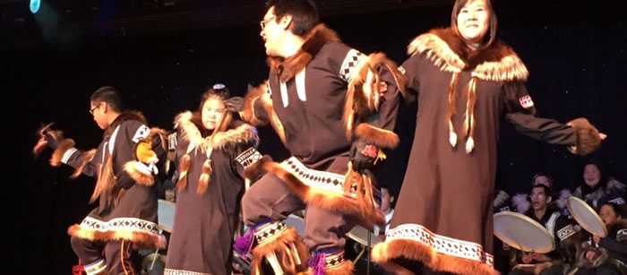 原住民以传统歌舞欢迎尚宁号乘客。