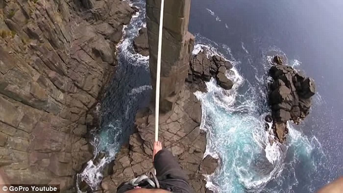 澳洲塔斯马尼亚极限运动员30米高空踩绳玩命 险失足堕崖