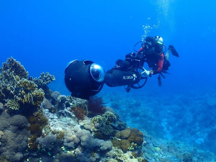 全景摄影系统SVII拍摄时，相机被固定在海底摩托车上，前进时速约为 4 公里/小时。潜水员从后方进行操作，利用后方的风扇推进系统完成拍摄。每 3 秒即可产出一张