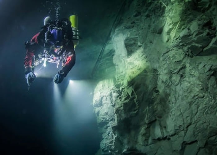 斯塔尔纳斯基带领的探测团队在捷克发现水底洞穴。