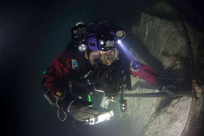史塔挪斯基（Krzysztof Starnawski）在捷克赫拉尼采水下洞穴潜到215公尺后，得经历五小时的减压过程。 / PHOTOGRAPH BY MARC
