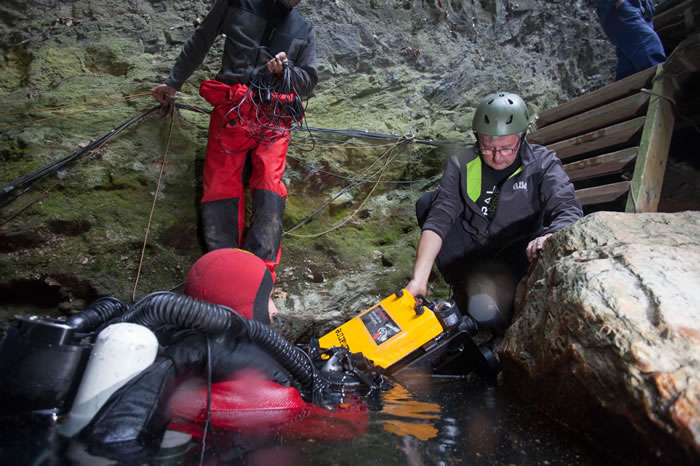 探险团队准备将遥控潜器（ROV）送到深渊底部。 / PHOTOGRAPH BY MARCIN JAMKOWSKI