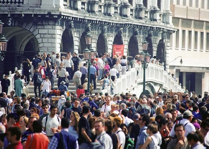 威尼斯每日有大量游客到访。