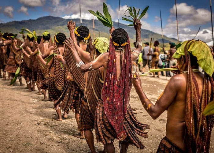 达尼族人大跳传统舞蹈。