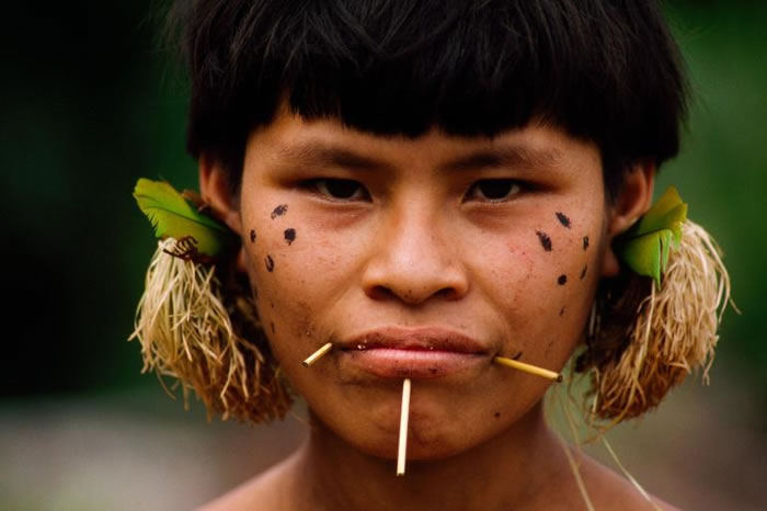 许多住在巴西亚诺玛米保护区的原住民和外面的世界保持着联系。 PHOTOGRAPH BY MICHAEL NICHOLS, NATIONAL GEOGRAPHIC