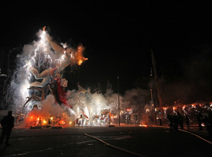 西班牙“火祭节”会放大量炮竹及烟花。
