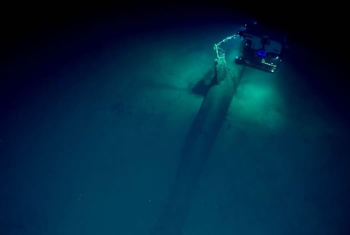 国家海洋及大气总署派出远端遥控仪器下水拍摄。