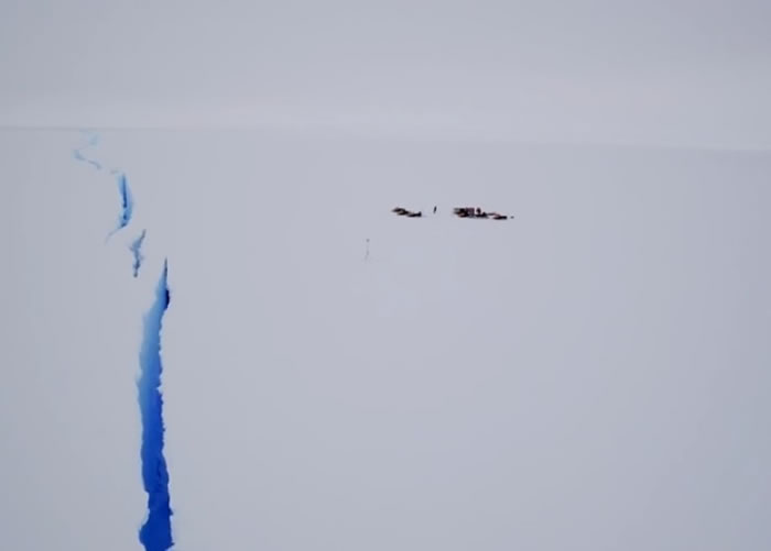 南极出现冰缝，危及研究人员。
