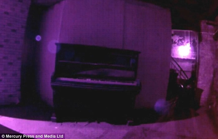 英国探险队古屋玩灵应牌 意外拍到钢琴自己响