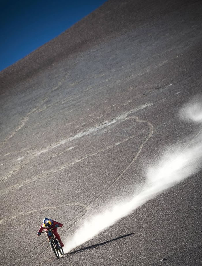 奥地利单车手Markus Stockl在智利阿塔卡马沙漠俯冲时速167公里破世界纪录