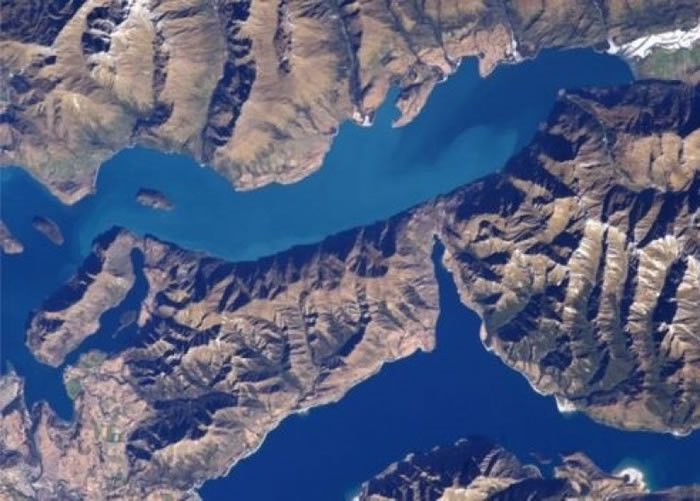图为拍得西兰洲外貌的卫星图片。