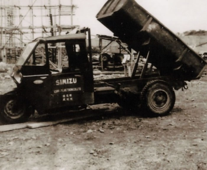 图为当年小货车运送烧煤时的情况。