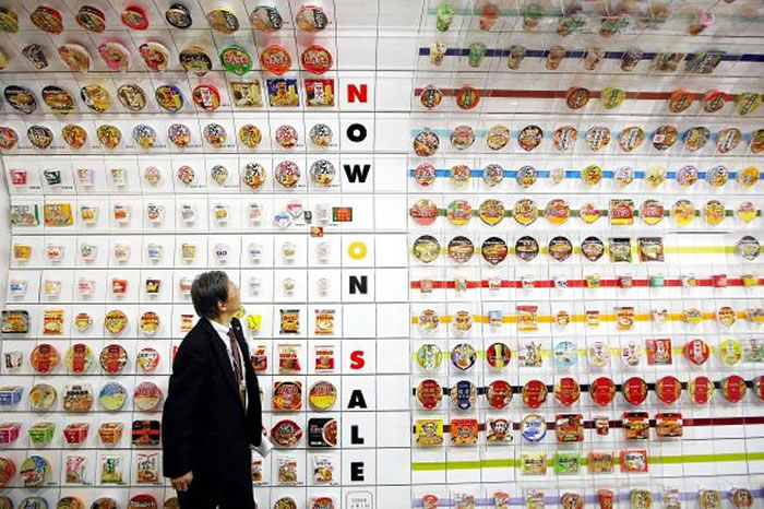 泡面隧道展示了大约800种泡面包装，让人一览泡面几十年来的演进。 PHOTOGRAPH BY JUNKO KIMURA, GETTY IMAGES