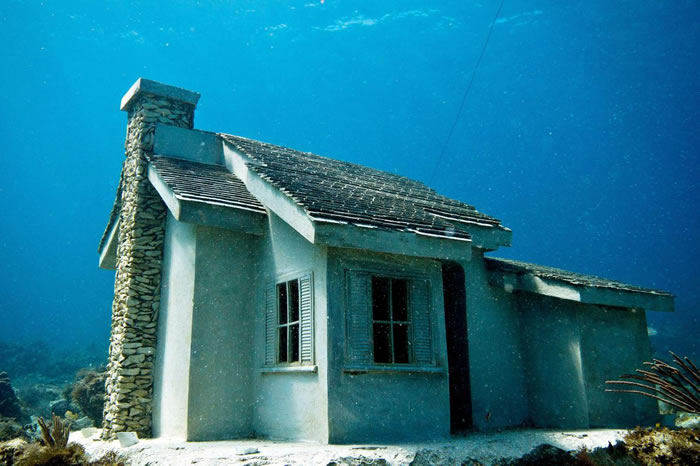 坎昆的水下博物馆是英国艺术家泰勒（Jason deCaires Taylor）与生物学家合作的计画；泰勒在水底建造一座「都会堡礁」，蕴孕丰富的海洋生物。 PHO