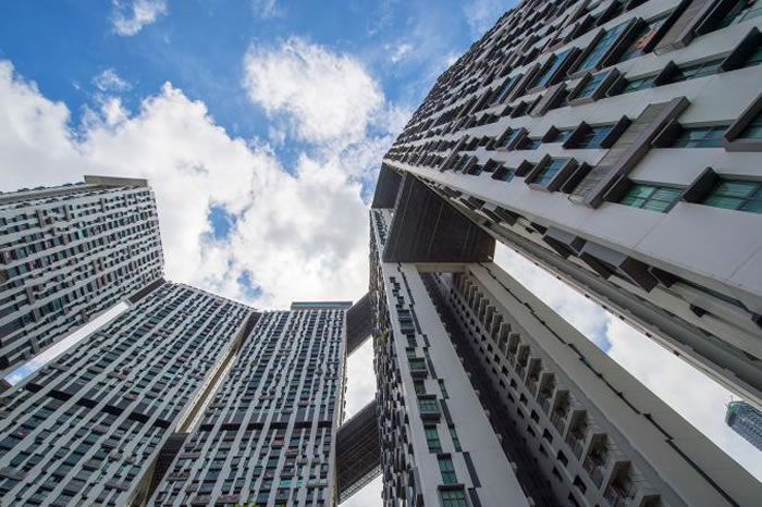 新加坡重新定义了公共住宅：Pinnacle@Duxton有七座50层楼高的大楼，以超过500公尺长的「空中花园」相连。这是高人口密度开发的典范，在狭小的城邦中容