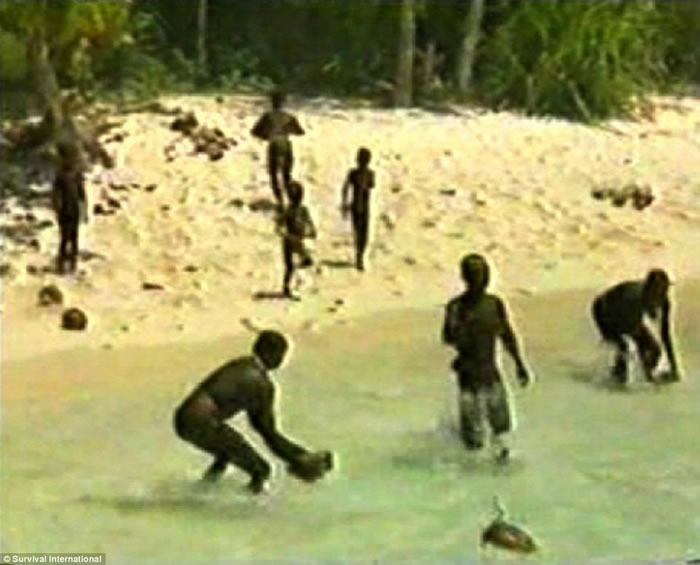 珍贵片段流出：印度洋北森蒂维尔岛原始部落“见人就杀”的森蒂纳尔人