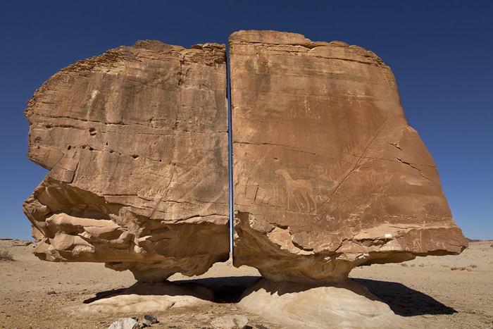 沙特阿拉伯绿洲古城Tayma沙漠巨石阿纳斯拉（Al-Naslaa）到底被谁用“激光切割”？