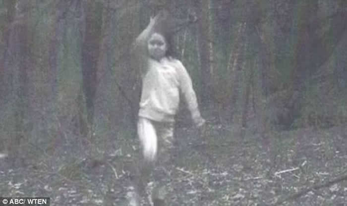 被火车撞死冤魂不散？美国纽约州野外监控摄影机拍摄到神秘“小女鬼”画面吓坏当地居民