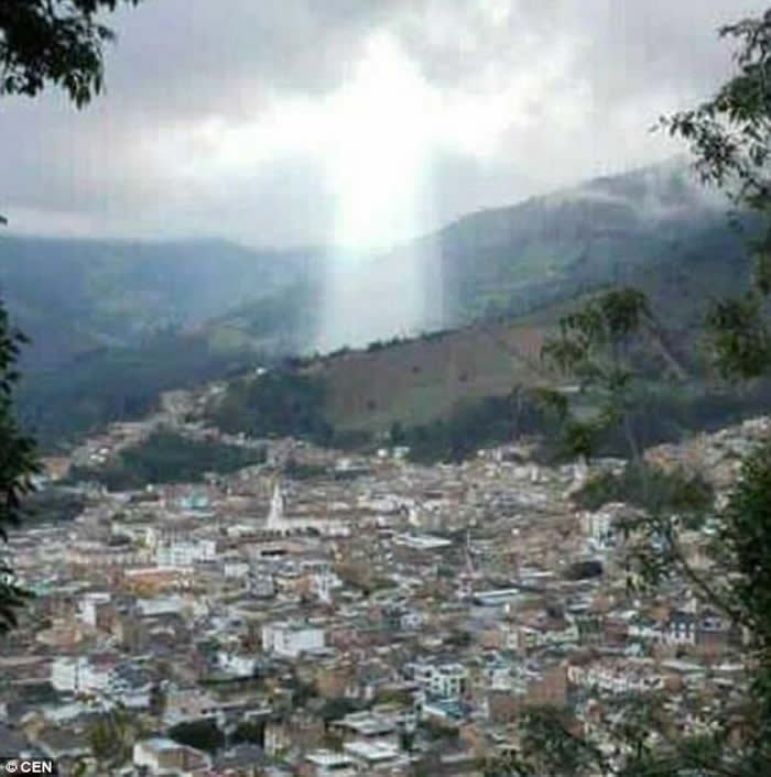 哥伦比亚泥石流17死灾场惊现神秘光芒 当地人相信是“耶稣显灵”