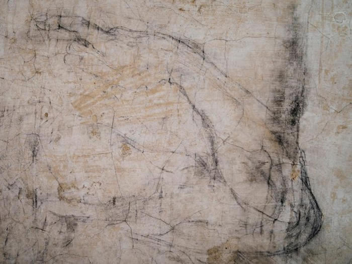 情同「手」足：有一面墙上绘了一肢落单的手臂（上），看起来像是著名的大卫像之手臂镜像（下）。 /PHOTOGRAPH BY PAOLO WOODS, NATION