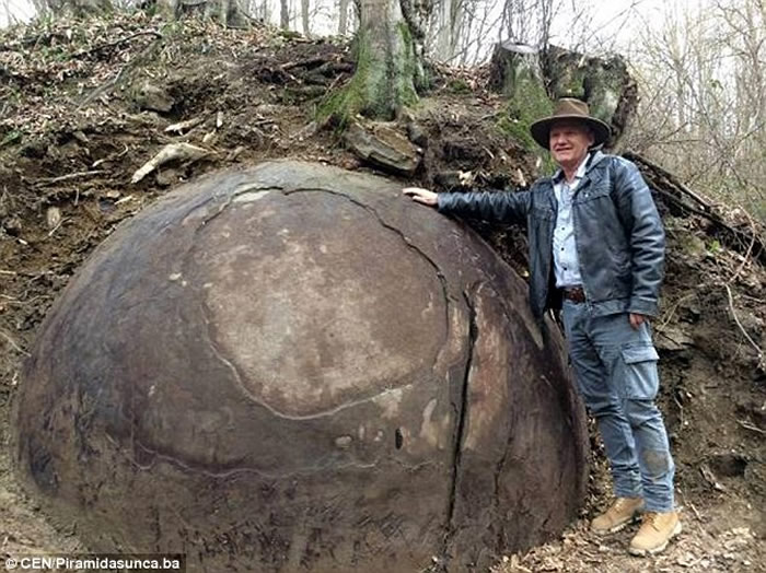 史前文明？札维多维奇Podubravlje村子发现球型巨石埋在森林
