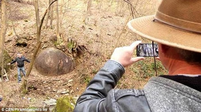 史前文明？札维多维奇Podubravlje村子发现球型巨石埋在森林