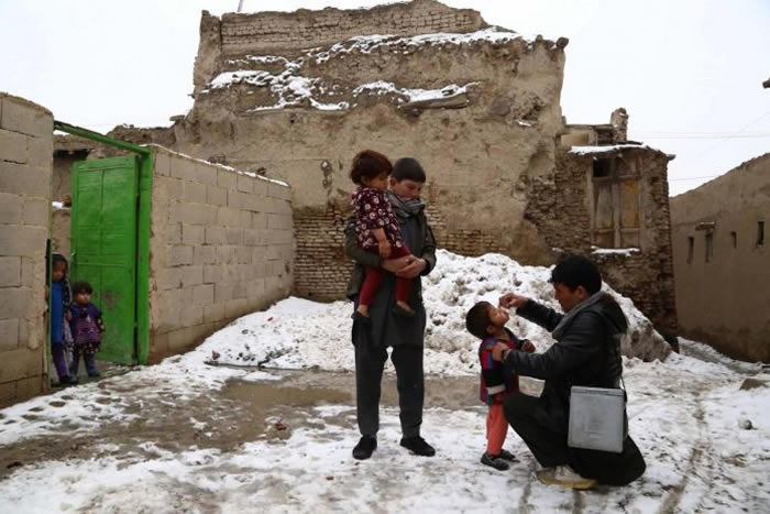 2017年1月30日，阿富汗一位医疗人员在加兹尼进行的一项防疫行动中，给一个孩子服用小儿麻痹疫苗。小儿麻痹原本是世界性的灾难，但现在只剩下三个国家还有：阿富汗、