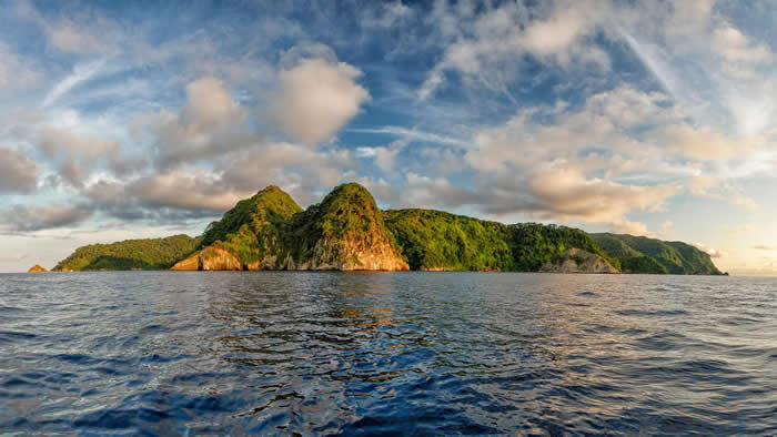 科科斯岛国家公园离哥斯大黎加不远，被联合国科教文组织列为世界遗产。若看过《侏㑩纪公园》，一定能认得这个岛屿，但是科科斯岛最美的风景其实隐藏在水面下
