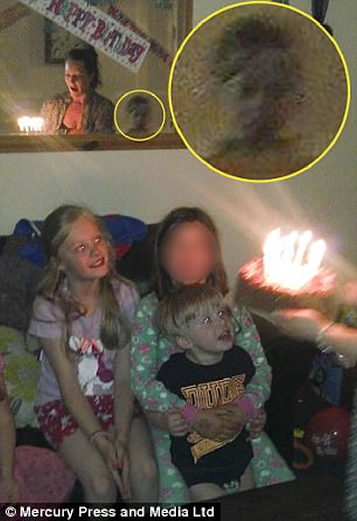 英国北威尔斯家庭生日会上竟拍到男孩鬼影